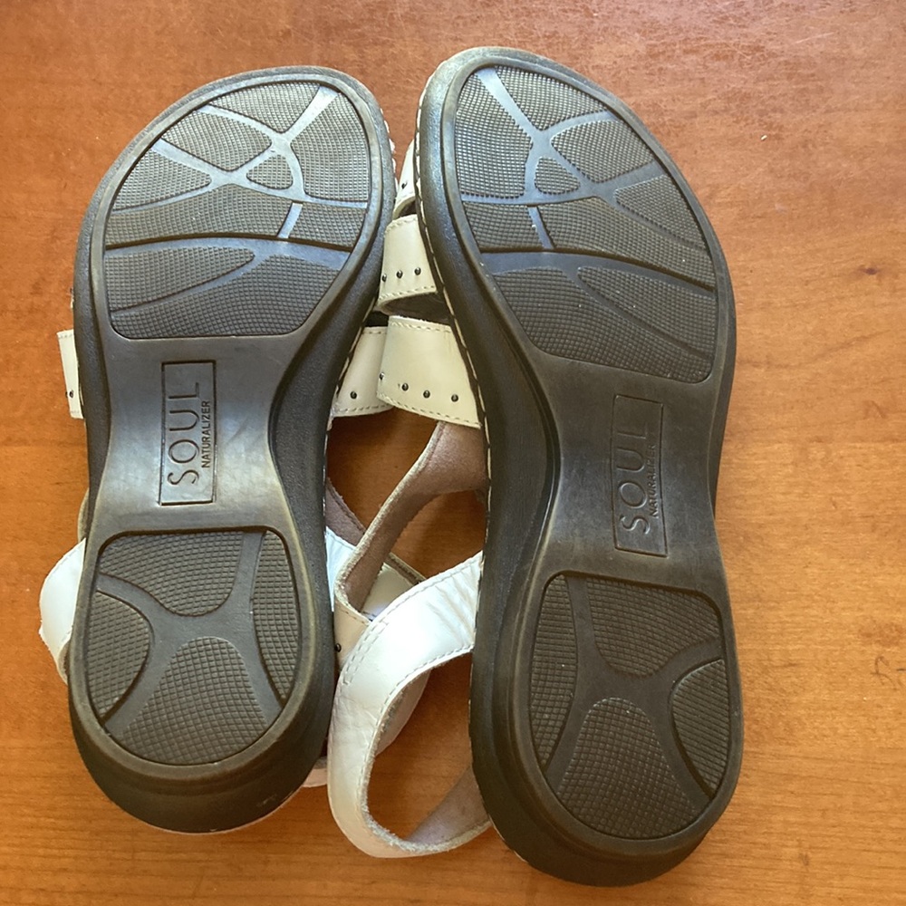 Soul Naturalizer white leather sandal Velcro straps$39 size 8 1/2 M - Picture 2 of 2